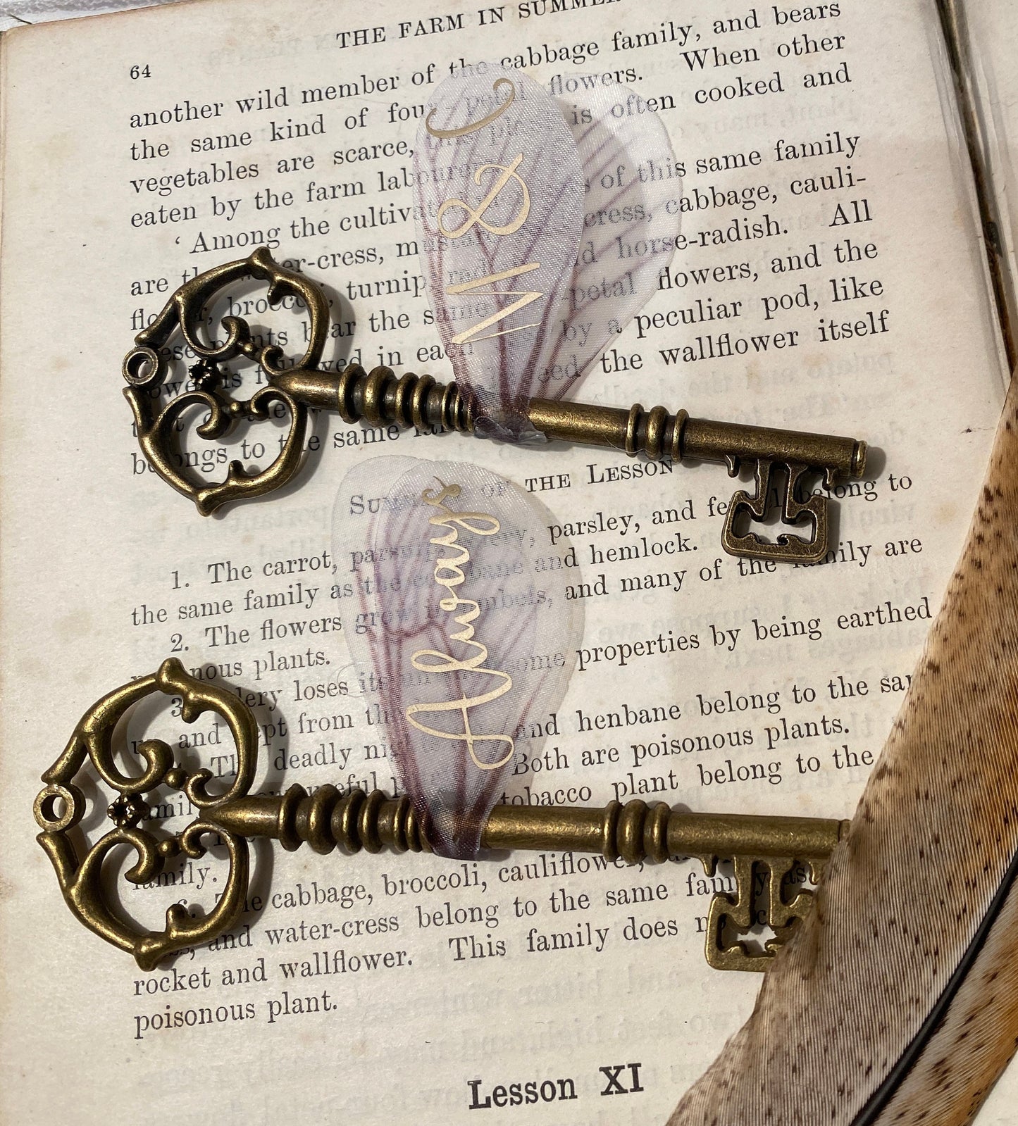 LARGE Flying Keys! Bronze Winged Keys wall Decor, Magical Party decor, Magic Room Decor, Fantasy Wedding, Magical Christmas Decorations