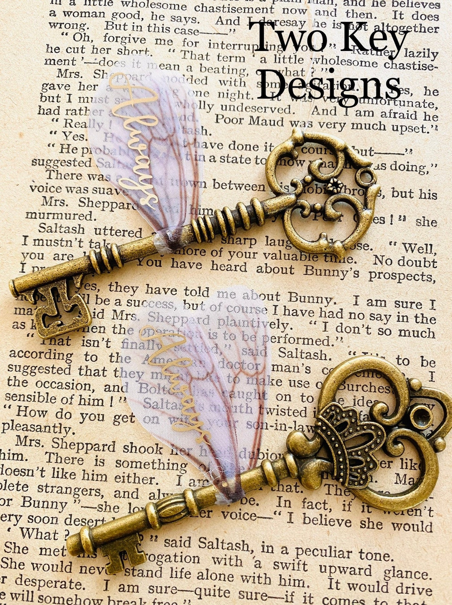 LARGE Flying Keys! Bronze Winged Keys wall Decor, Magical Party decor, Magic Room Decor, Fantasy Wedding, Magical Christmas Decorations